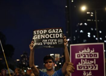 Manifestación frente al cuartel militar de Kirya en Tel Aviv, Israel, el 16 de agosto de 2025. Familiares de rehenes y sus simpatizantes exigen la firma de un acuerdo de liberación de rehenes y el alto al fuego. Foto: EFE/EPA/ATEF SAFADI.