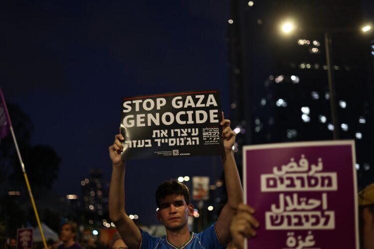 Manifestación frente al cuartel militar de Kirya en Tel Aviv, Israel, el 16 de agosto de 2025. Familiares de rehenes y sus simpatizantes exigen la firma de un acuerdo de liberación de rehenes y el alto al fuego. Foto: EFE/EPA/ATEF SAFADI.