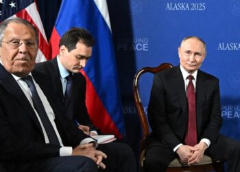 Putin y Sergey Lavrov durante la reunión con Donald Trump en Alaska. Foto: SERGEY BOBYLEV/SPUTNIK/EFE/EPA.