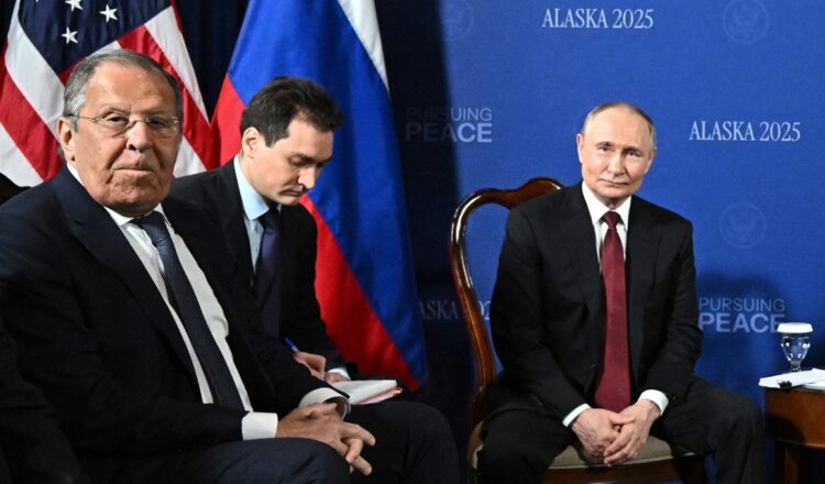 Putin y Sergey Lavrov durante la reunión con Donald Trump en Alaska. Foto: SERGEY BOBYLEV/SPUTNIK/EFE/EPA.