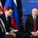 Putin y Sergey Lavrov durante la reunión con Donald Trump en Alaska. Foto: SERGEY BOBYLEV/SPUTNIK/EFE/EPA.