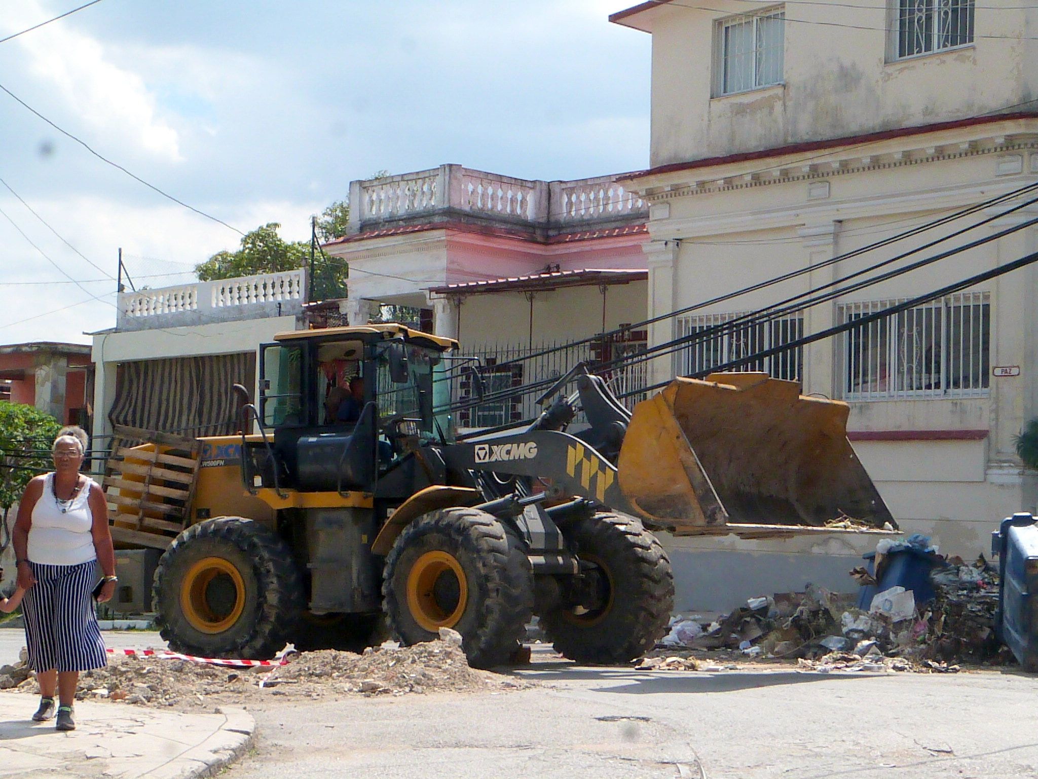 La recogida de basura en La Habana se ejecuta hasta con bulldozers, que terminan por afectar las aceras y los parterres. Foto: AMD.