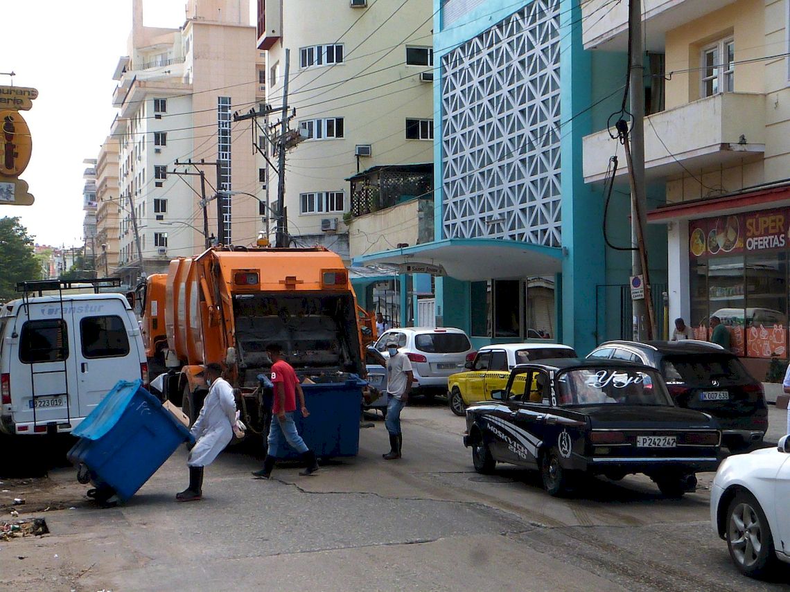 Recogida de basura en La Rampa habanera. Foto: AMD.