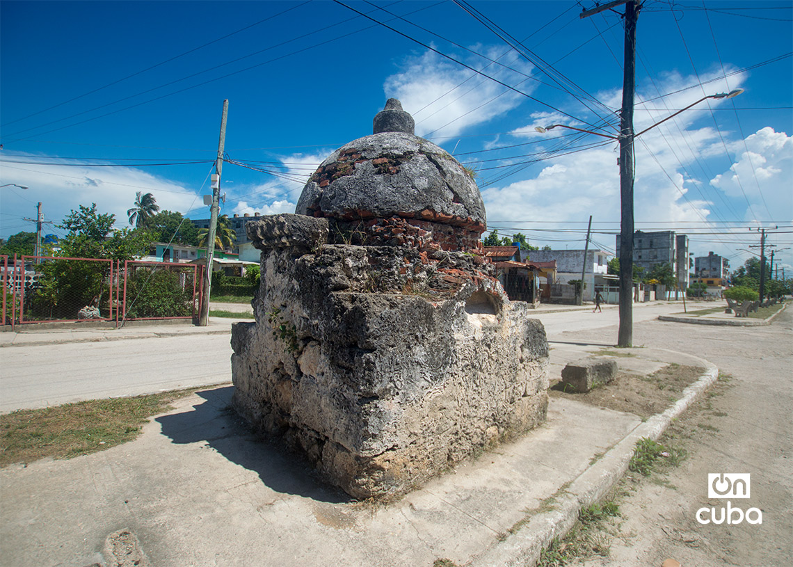 Restos de un antiguo acueducto, avenida Independencia, reparto Martí, La Habana. Foto: Otmaro Rodríguez.