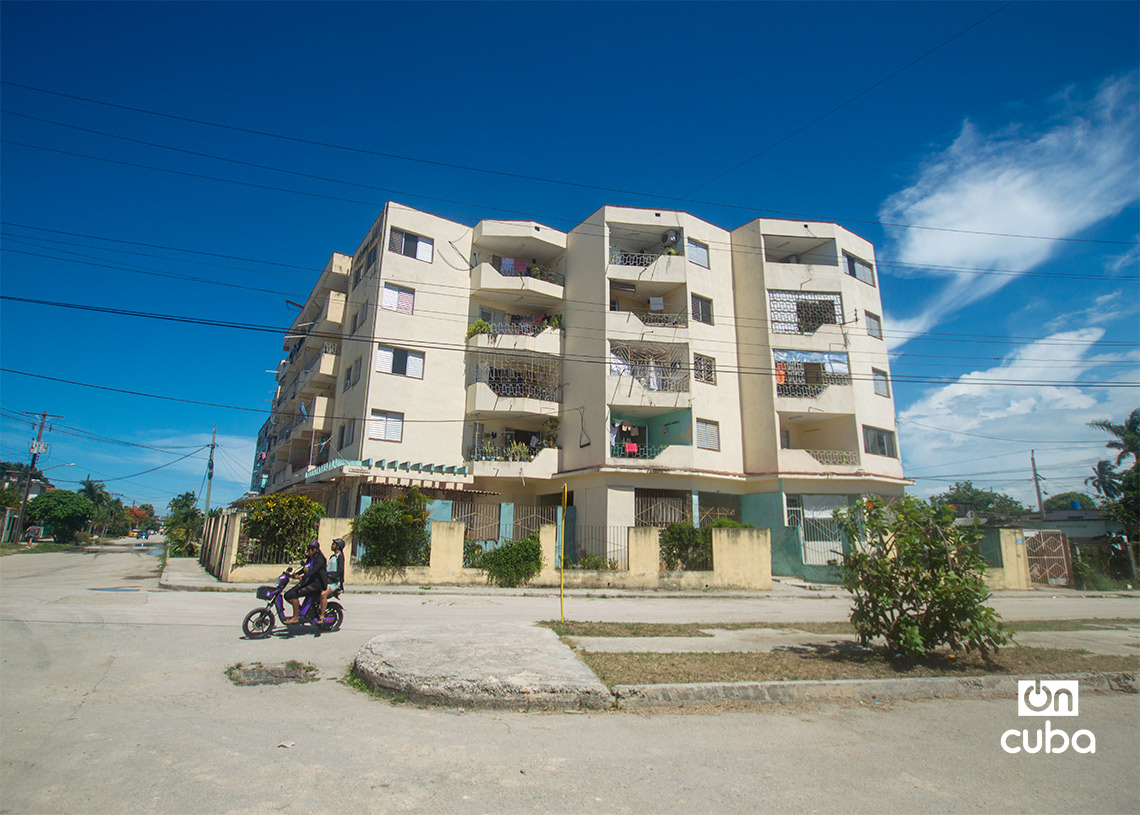 Auto en las afueras de reparto una casa del reparto Martí, La Habana. Foto: Otmaro Rodríguez.