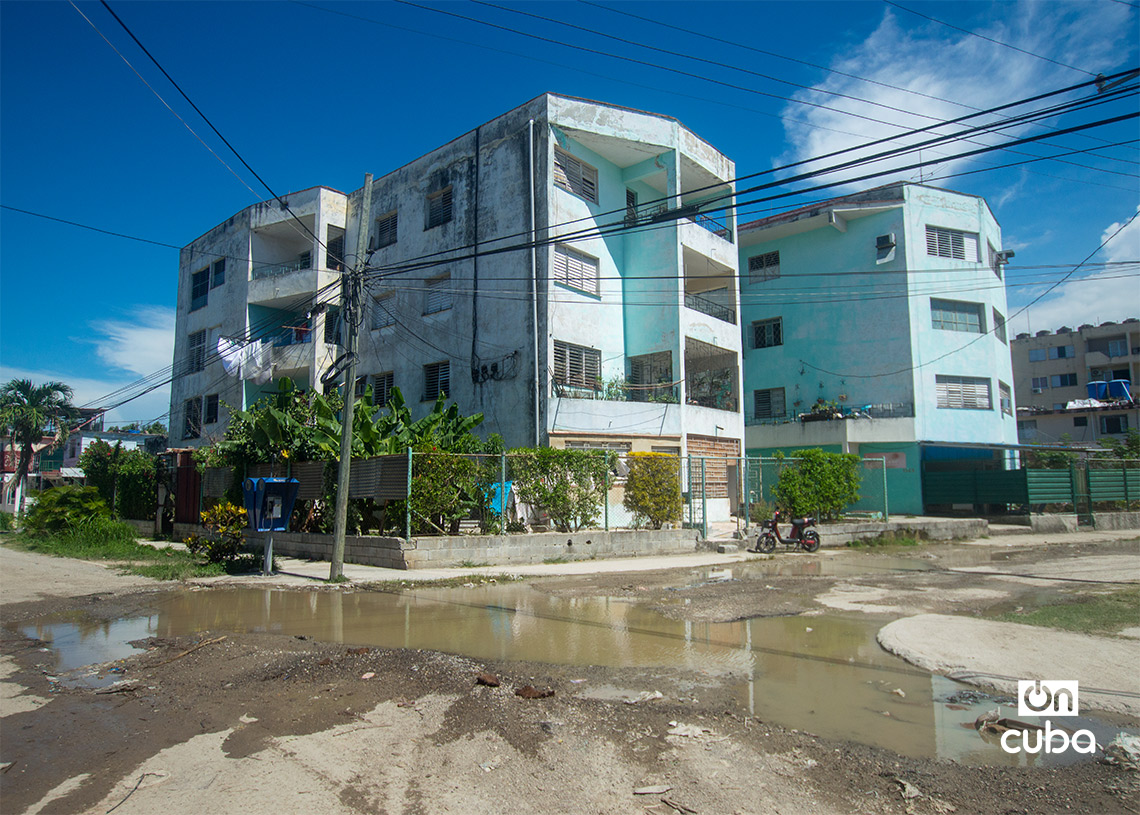 Salidero de agua el reparto Martí, La Habana. Foto: Otmaro Rodríguez.