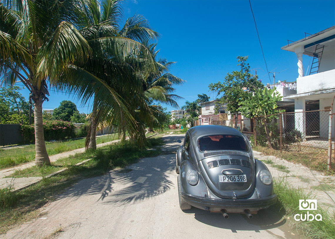 Auto en las afueras de reparto una casa del reparto Martí, La Habana. Foto: Otmaro Rodríguez.
