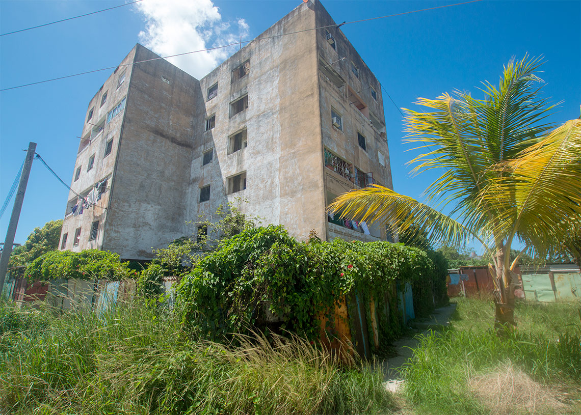 Edificio multifamiliar, reparto Martí, La Habana. Foto: Otmaro Rodríguez.
