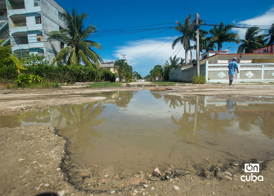 Salidero de agua el reparto Martí, La Habana. Foto: Otmaro Rodríguez.