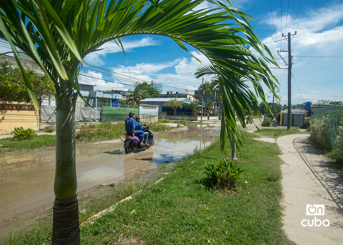 Salidero de agua el reparto Martí, La Habana. Foto: Otmaro Rodríguez.