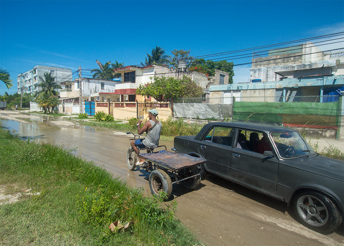 Salidero de agua el reparto Martí, La Habana. Foto: Otmaro Rodríguez.