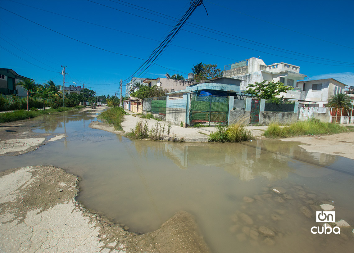 Salidero de agua el reparto Martí, La Habana. Foto: Otmaro Rodríguez.