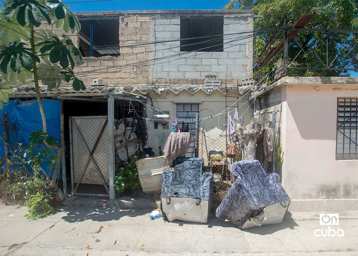 Butacones en las afuera de una casa en el reparto Martí, La Habana. Foto: Otmaro Rodríguez.