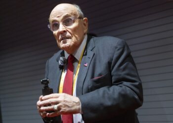 El exalcalde de la ciudad de Nueva York, Rudolph Giuliani, habla con la prensa durante el segundo día de la Convención Nacional Republicana el 16 de julio de 2024 . Foto: EFE/EPA/JUSTIN LANE.