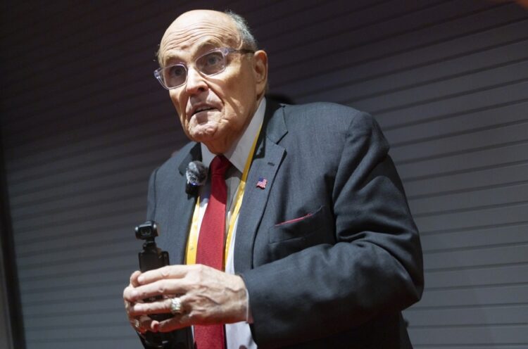 El exalcalde de la ciudad de Nueva York, Rudolph Giuliani, habla con la prensa durante el segundo día de la Convención Nacional Republicana el 16 de julio de 2024 . Foto: EFE/EPA/JUSTIN LANE.