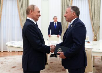 Putin y Steve Witkoff se saludan este miércoles. Foto: GAVRIIL GRIGOROV/ SPUTNIK/EFE/EPA.