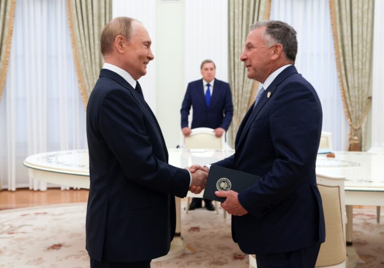 Putin y Steve Witkoff se saludan este miércoles. Foto: GAVRIIL GRIGOROV/ SPUTNIK/EFE/EPA.