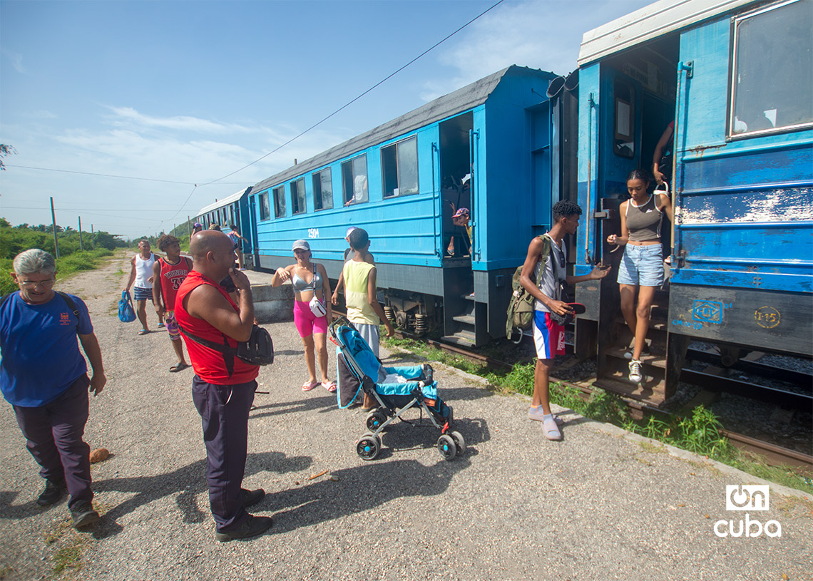 Arrival of the train at the Guanabo Beach stop, in East Havana. Photo: Otmaro Rodríguez.