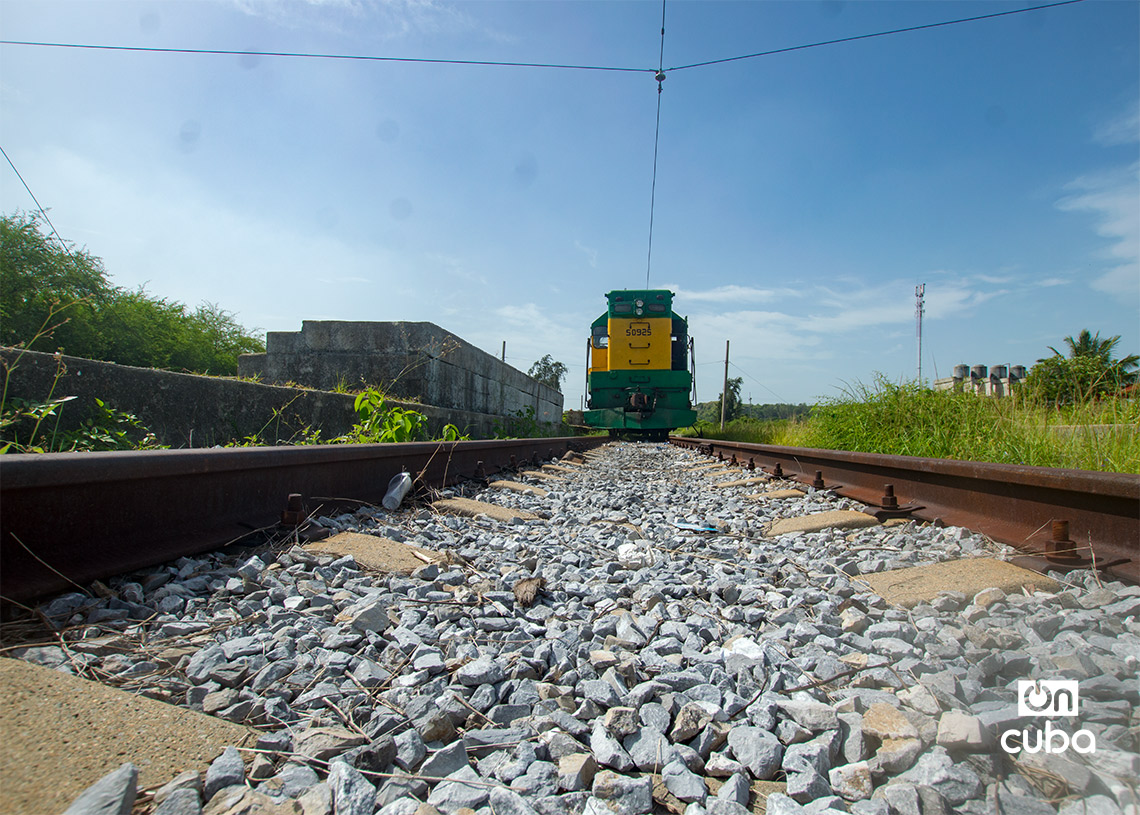 Arrival of the train at the Guanabo Beach stop, in East Havana. Photo: Otmaro Rodríguez.