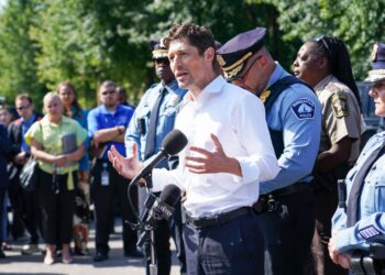 El alcalde Jacob Frey durante una conferencia de prensa después de que la policía respondiera a un tiroteo en la Escuela Católica Annunciation en Mineapolis. Foto: EFE/EPA/CRAIG LASSIG.