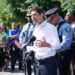 El alcalde Jacob Frey durante una conferencia de prensa después de que la policía respondiera a un tiroteo en la Escuela Católica Annunciation en Mineapolis. Foto: EFE/EPA/CRAIG LASSIG.
