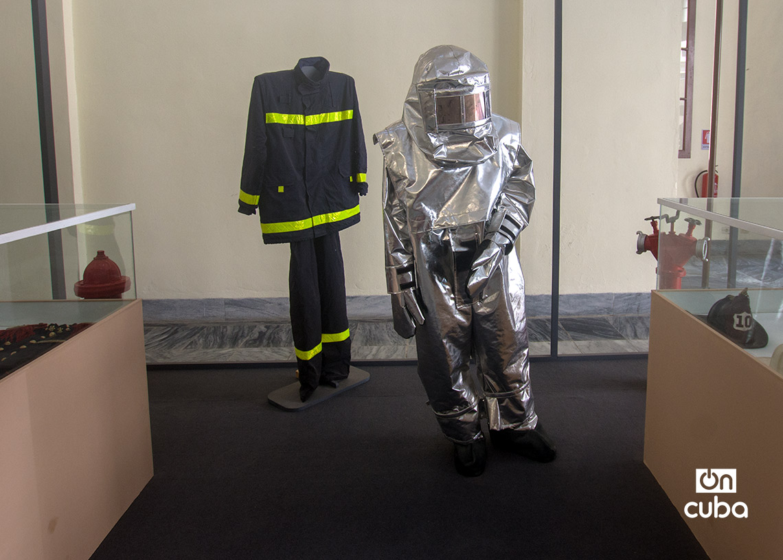 Trajes contra incendio. Foto: Otmaro Rodríguez.