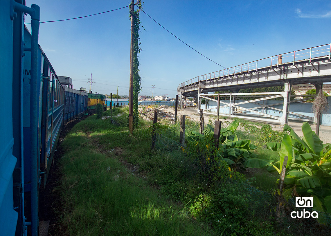View from the train to Guanabo Beach, in East Havana. Photo: Otmaro Rodríguez.
