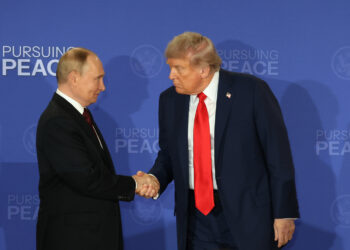 Putin y Trump se saludan al finalizar una declaración conjunta este viernes, en Anchorage, Alaska. Foto: EFE/ Octavio Guzmán.