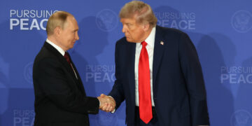 Los presidentes de EE.UU. y Rusia, Donald Trump (d) y Vladimir Putin, se saludan al finalizar una declaración conjunta tras su encuentro en Alaska, el 15 de agosto de 2025. Foto: Octavio Guzmán / EFE / Archivo.