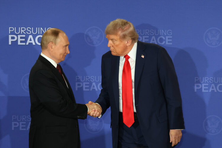 Putin y Trump se saludan al finalizar una declaración conjunta este viernes, en Anchorage, Alaska. Foto: EFE/ Octavio Guzmán.