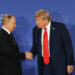 Putin y Trump se saludan al finalizar una declaración conjunta este viernes, en Anchorage, Alaska. Foto: EFE/ Octavio Guzmán.