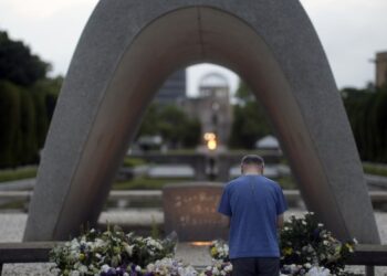 Un hombre ofrece oraciones frente al Cenotafio para las víctimas de la Bomba Atómica en el Parque Conmemorativo de la Paz en Hiroshima, al oeste de Japón, a primeras horas del 5 de agosto de 2025. Foto:  EFE EPA FRANCK ROBICHON