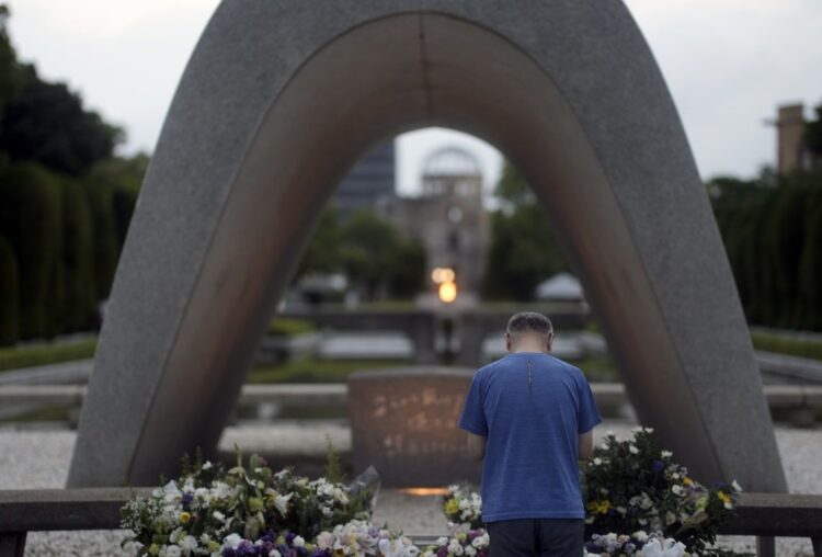 Un hombre ofrece oraciones frente al Cenotafio para las víctimas de la Bomba Atómica en el Parque Conmemorativo de la Paz en Hiroshima, al oeste de Japón, a primeras horas del 5 de agosto de 2025. Foto:  EFE EPA FRANCK ROBICHON