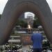 Un hombre ofrece oraciones frente al Cenotafio para las víctimas de la Bomba Atómica en el Parque Conmemorativo de la Paz en Hiroshima, al oeste de Japón, a primeras horas del 5 de agosto de 2025. Foto:  EFE EPA FRANCK ROBICHON