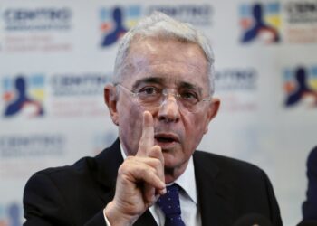 El expresidente de Colombia, Álvaro Uribe, hablando durante una rueda de prensa en Bogotá. Foto: EFE/ Carlos Ortega / ARCHIVO.