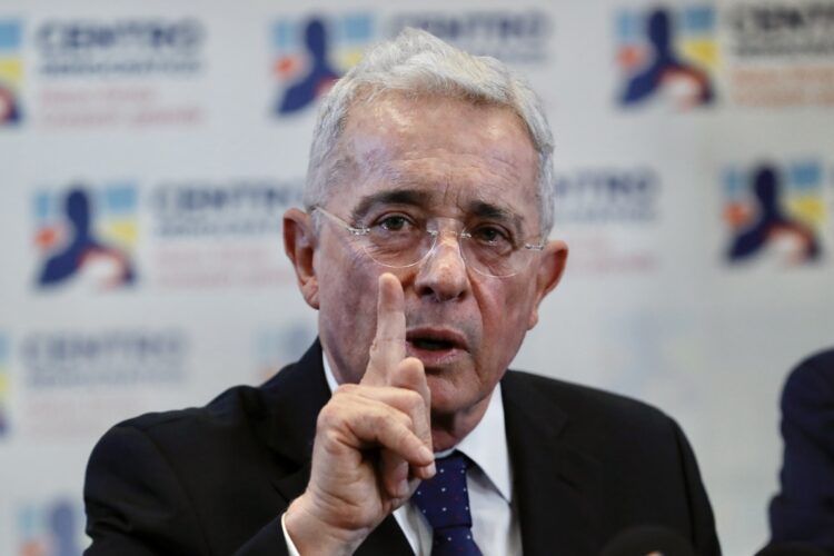 El expresidente de Colombia, Álvaro Uribe, hablando durante una rueda de prensa en Bogotá. Foto: EFE/ Carlos Ortega / ARCHIVO.