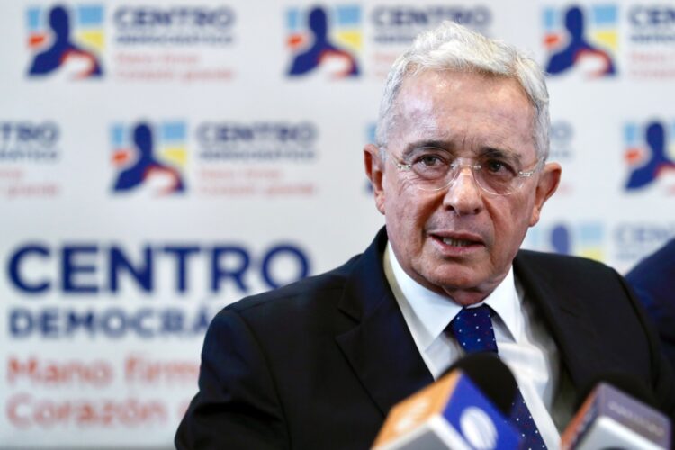 El expresidente de Colombia Álvaro Uribe fue condenado a una pena de 12 años que deberá cumplir en prisión domiciliaria por los delitos de fraude procesal y soborno en actuación penal, según una sentencia divulgada este 1 de agosto de 2025. Foto: Carlos Ortega / EFE / Archivo.