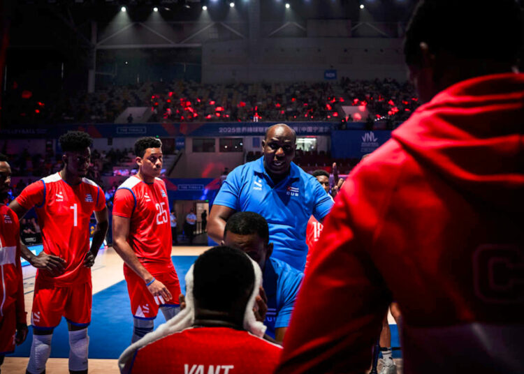 Jesús Cruz (al centro) da instrucciones como entrenador de la selección nacional masculina de voleibol en la más reciente edición de la Liga de Naciones. Foto: Volleyball World.