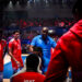 Jesús Cruz (al centro) da instrucciones como entrenador de la selección nacional masculina de voleibol en la más reciente edición de la Liga de Naciones. Foto: Volleyball World.