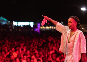 Velito El Bufón cerró la primera noche del Festival Vardero Josone. Públicos de muy diversas generaciones y gustos confluyen en Josone. El cantautor David Torrens contó a Oncuba que cambió su repertorio a última hora para acoplarse mejor a la energía del público. "Iván El hijo de Teresa y la llegada". El grupo Moncada ofreció el primer concierto del Festival Varaedero Josone 2025. Foto: Cortesía del Festival Varadero Josone.