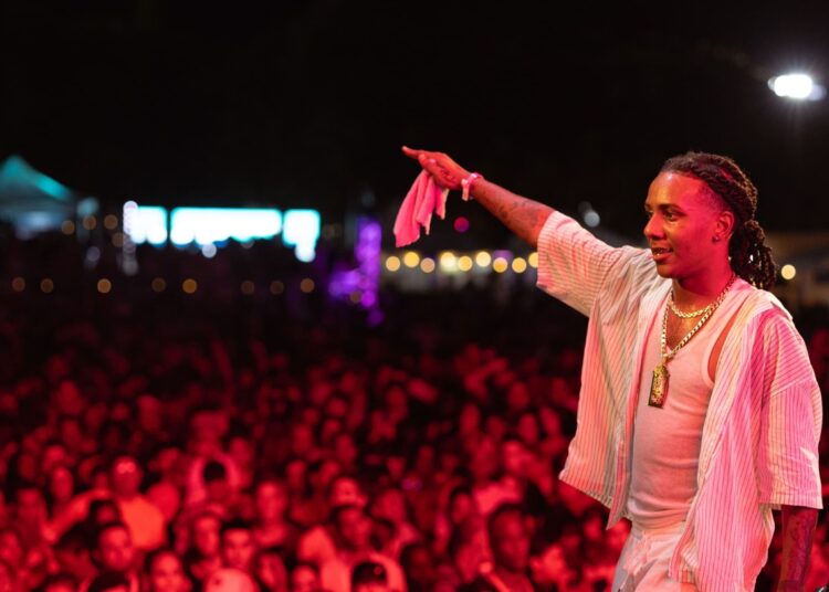 Velito El Bufón cerró la primera noche del Festival Varadero Josone. Foto: Cortesía del Festival Varadero Josone.