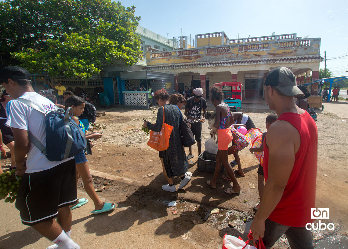 Arrival of the train at the Guanabo Beach stop, in East Havana. Photo: Otmaro Rodríguez.