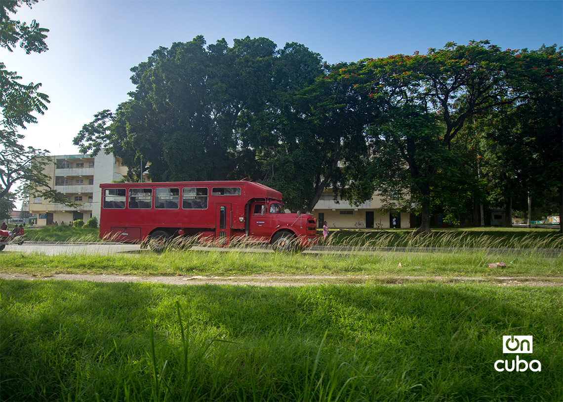View from the train to Guanabo Beach, in East Havana. Photo: Otmaro Rodríguez.