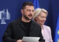 La presidenta de la Comisión Europea, Ursula von der Leyen (d), y el Presidente ucraniano Volodymyr Zelensky (i) en una rueda de prensa tras su reunión en Bruselas. Foto: OLIVIER HOSLET/EFE.