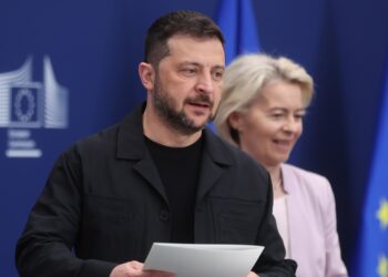 La presidenta de la Comisión Europea, Ursula von der Leyen (d), y el Presidente ucraniano Volodymyr Zelensky (i) en una rueda de prensa tras su reunión en Bruselas. Foto: OLIVIER HOSLET/EFE.