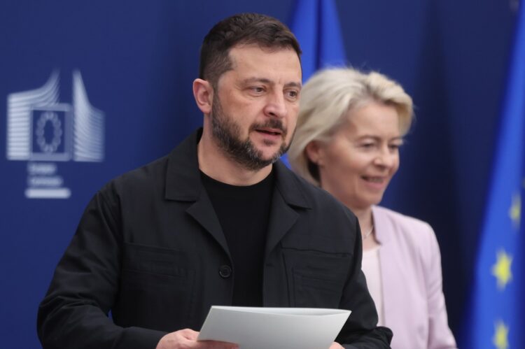 La presidenta de la Comisión Europea, Ursula von der Leyen (d), y el Presidente ucraniano Volodymyr Zelensky (i) en una rueda de prensa tras su reunión en Bruselas. Foto: OLIVIER HOSLET/EFE.