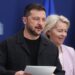 La presidenta de la Comisión Europea, Ursula von der Leyen (d), y el Presidente ucraniano Volodymyr Zelensky (i) en una rueda de prensa tras su reunión en Bruselas. Foto: OLIVIER HOSLET/EFE.