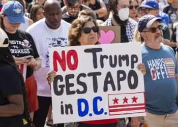 Protesta por la decisión de Trump de desplegar la Guardia Nacional en Washington, DC. Foto: JIM LO SCALZO/EFE/EPA.