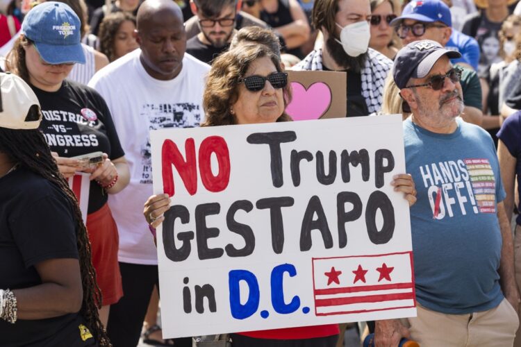Protesta por la decisión de Trump de desplegar la Guardia Nacional en Washington, DC. Foto: JIM LO SCALZO/EFE/EPA.
