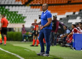 El ya exdirector técnico de la selección cubana de fútbol Yunielys Castillo, quien renunció a su puesto tras los malos resultados del equipo bajo su mando. Foto: Tomada del perfil de Facebook de la Asociación de Cuba de Fútbol (AFC).
